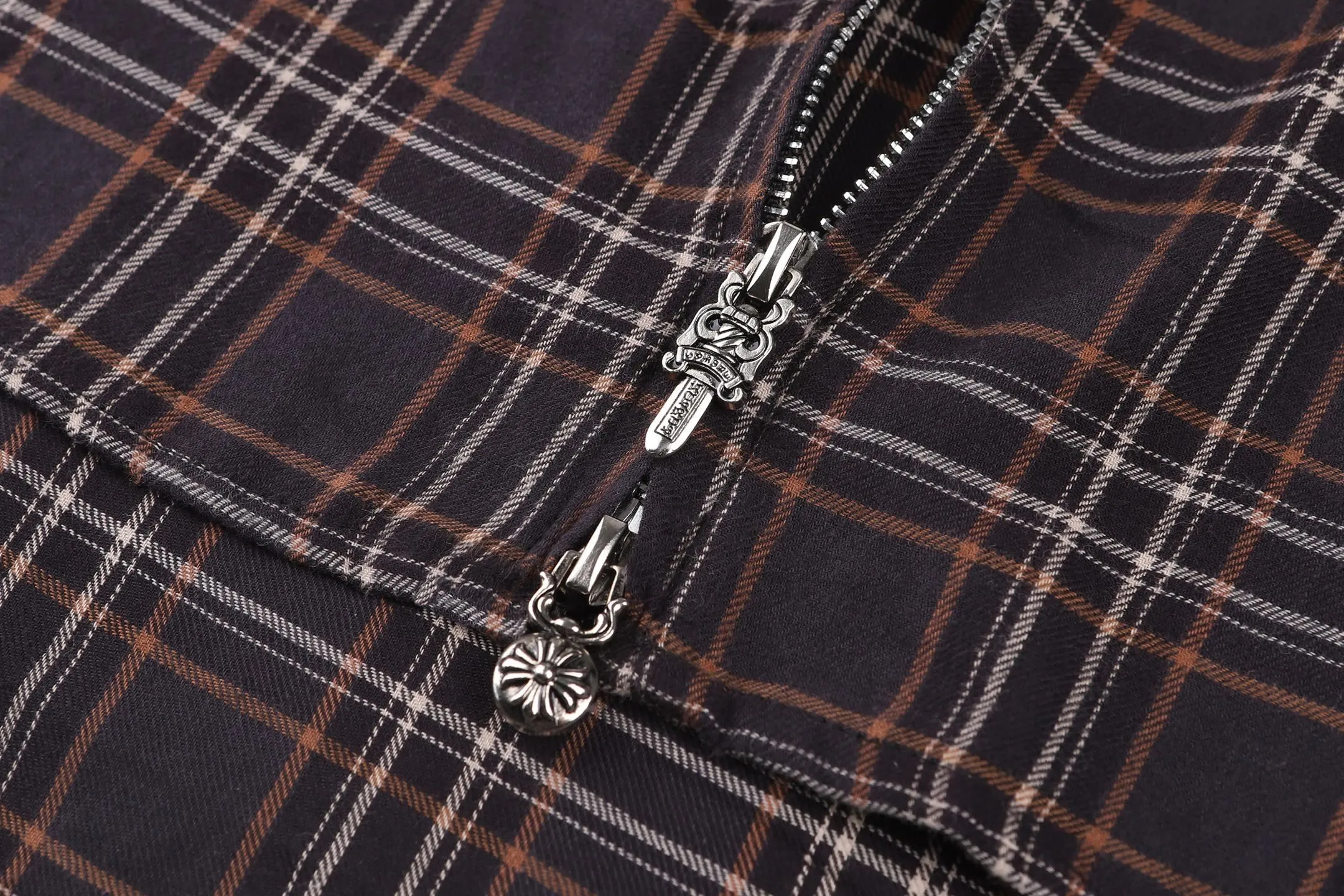 Chrome Hearts 26SS g ， 、 ， ， 。 ， ， 、 、 、 、 100% ， ≤0.1cm； 、 、 ， ， 。 ， ， ， ； YKK ， 、 。 ， 0.8cm， ， ， ≥5000 。 ， ， ， Same Style ， ， ， ， Same Style。 Size:S-M-L-XL